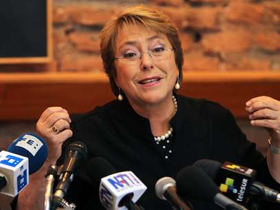 La ex presidenta y actual candidata presidencial de Chile Michelle Bachelet anunció hoy que estudia cambios a las regalías mineras en un encuentro con la prensa extranjera en su sede de campaña en Santiago, Chile, el martes 13 de agosto de 2013.  Foto: Mario Ruiz, Pool / AP