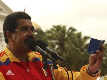 El presidente de Venezuela, Nicolás Maduro, sostiene una copia de la Constitución venezolana mientras habla durante un mitin en Caracas. Esta fotografía fue entregada por el Palacio de Miraflores el 3 de agosto, 2013. Foto: Palacio Miraflores / Reuters