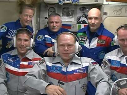 Astronautas de Soyuz posam para foto com trio já presente na Estação Espacial  Foto: AP