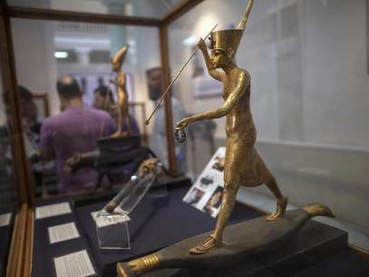Estátua representa o faraó Tutankhamon a bordo de um barco, pescando no Nilo Foto: AFP