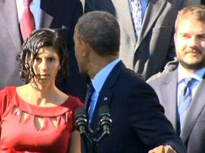 Ela participava do discurso do presidente dos EUA na Casa Branca; ao perceber que ela não estava bem, presidente parou para ajudá-la. Foto: Reprodução