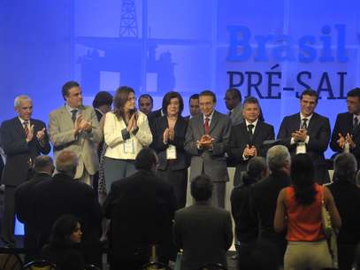 O consórcio formado pelas empresas Shell, Total, CNPC, CNOOC e Petrobras foi o vencedor da 1ª Rodada de Licitação do Pré-Sal Foto: Fernando Frazão / Agência Brasil