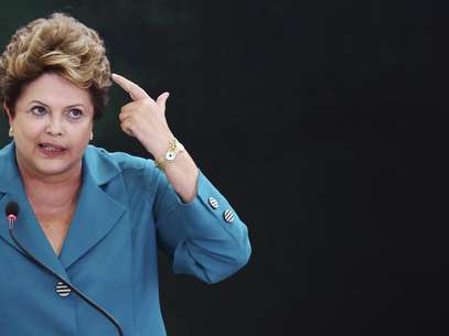 Presidente Dilma Rousseff disse nesta terça-feira que não há motivos para fazer mudanças no modelo de partilha para o pré-sal, depois do que considerou um bem-sucedido leilão da área de petróleo de Libra, arrematada na véspera numa disputa que teve somente um consórcio que venceu o certame com o lance mínimo Foto: Celso Junior / Reuters
