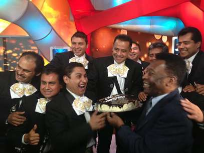 No México, onde está há alguns dias, Pelé acabou recepcionado com um bolo e uma pequena comemoração em sua homenagem Foto: Twitter