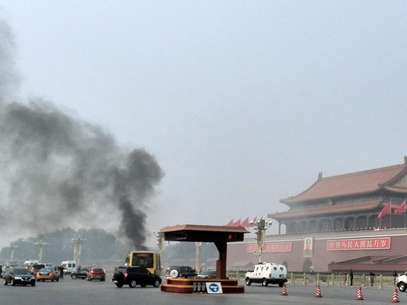 Uma nuvem de fumaça se forma no local onde o veículo pegou fogo Foto: Reuters