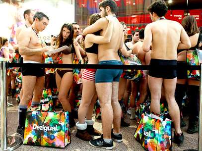 Clientes seminus em uma loja da Desigual em Portugal Foto: EFE