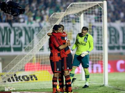 Sinalizador foi aceso durante vitória por 2 a 1 sobre o Goiás Foto: Rafaela Felicciano/Agência Eleven / Gazeta Press