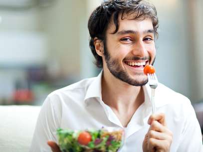 O indicado antes de mudar radicalmente a alimentação, é consultar um nutricionista para garantir que todos os nutrientes estejam presentes em seu prato Foto: Shutterstock