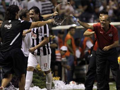 Molinas comemora um dos gols da vitória do Libertad Foto: EFE