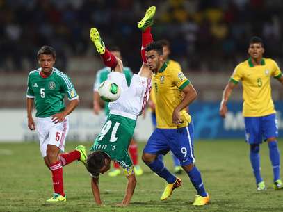 Rivas e Mosquito fazem uma disputa de bola atípica na partida Foto: Getty Images
