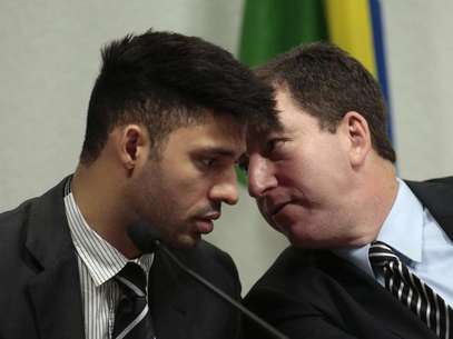 David Miranda (esquerda) conversa com seu parceiro, o jornalista Glenn Greenwald, durante audiência em comitê do Senado sobre espionagem norte-americana, em Brasília, em outubro. 09/10/2013 Foto: Ueslei Marcelino / Reuters