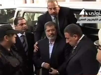 Mursi chega ao tribunal sem o tradicional traje branco Foto: AP