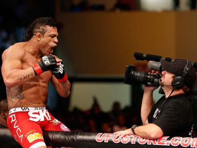 Em grande fase, Belfort impôs o primeiro nocaute da carreira de Dan Henderson Foto: Getty Images