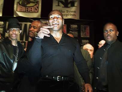 Em 2002, Tyson tentou agredir Lewis logo no começo da conferência de imprensa Foto: AFP