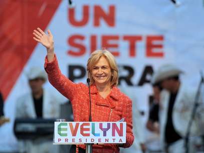 Evelyn Matthei acena para partidários durante último comício antes das eleições de domingo Foto: AFP
