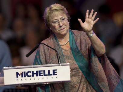 Favorita, Michelle Bachelet acena durante comício em Santiago Foto: AFP