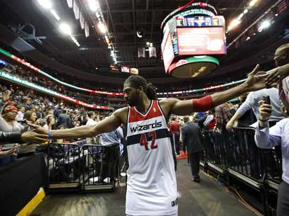 Nenê cumprimenta os torcedores após o fim da partida Foto: AP