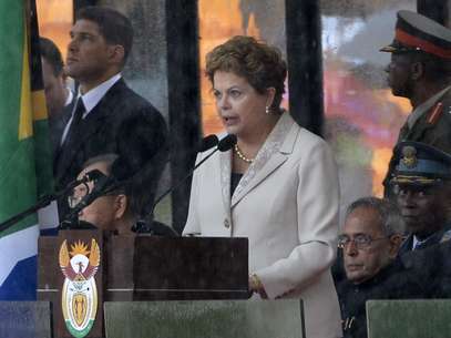 A presidente Dilma Rousseff discursa durante a despedida de Mandela Foto: AFP