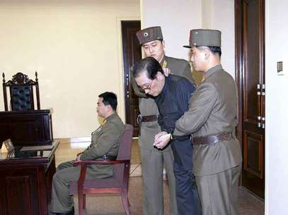 Imagem divulgada pela mídia estatal de Jang Song-thaek no tribunal antes de ser executado Foto: KCNA / Reuters