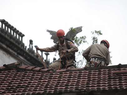 Homens do Corpo de Bombeiros atuam sobre o telhado do Museu do índio para tentar garantir a segurança dos manifestantes Foto: Ale Silva / Futura Press