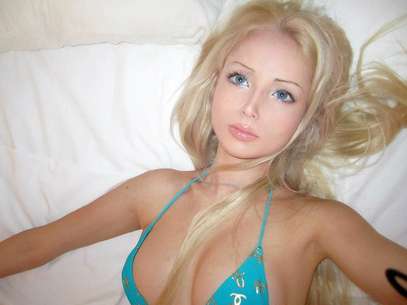 A ucraniana Valeria Luhynova, tambem 'se transformou' em Barbie usando cirurgias plásticas e muitas camadas de maquiagem Foto: Facebook / Reprodução