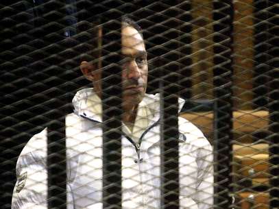 Gamal Mubarak, um dos filhos do ex-presidente, durante o julgamento desta quinta-feira Foto: AP