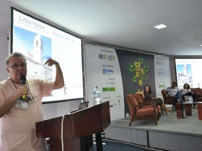 "Esqueçam o resto, nos deem boa internet e equipamentos e deixa que o resto a gente faz", afirmou o professor da Faculdade de Educação da UFBA Nelson Pretto, durante a mesa Educação online e recursos abertos Foto: Cartola - Agência de Conteúdo / Divulgação