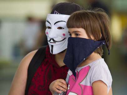 Manifestações e tentativa do poder público de impedir o uso de máscaras estarão entre os temas expostos na aula Foto: Dario Oliveira / Futura Press