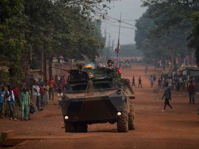 Soldados franceses patrulham o bairro Miskini, em Bangui Foto: AP