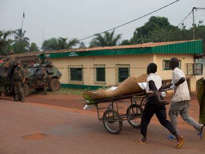 Moradores de Bangui transportam corpo de jovem de 18 anos morto durante os conflitos na República Centro-Africana Foto: AP