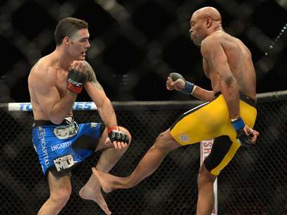 Anderson Silva fraturou a perna esquerda depois de golpe em Chris Weidman Foto: Reuters