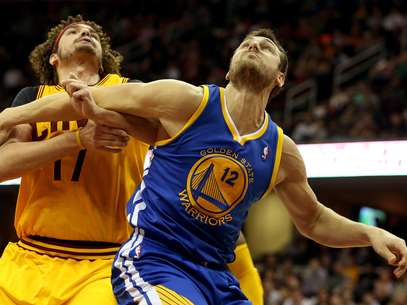 Varejão contribuiu com 12 rebotes, sendo 10 defensivos e ainda anotou oito pontos na derrota para o Golden State Warriors Foto: AFP