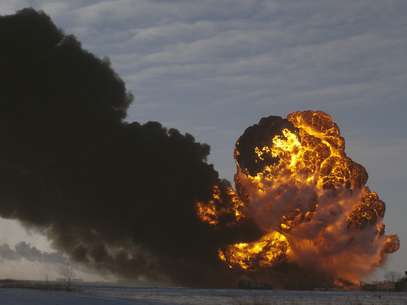 Até o momento, não há informações sobre feridos relacionados com a explosão, que gerou chamas de mais de 30 metros de altura quando um trem carregado de petróleo colidiu com outro que transportava cereais Foto: AP