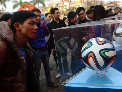 Vietnamita olha bola da Copa com atenção Foto: AFP