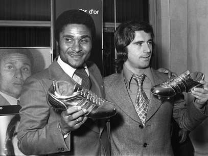 Eusébio ao lado do alemão Gerd Müller. Craque nasceu em Moçambique, antiga colônia portuguesa Foto: AFP