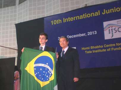 Quando tnha 14 anos, Matheus Camacho levou a medalha de ouro com a equipe do Brasil na prova experimental da olimpíada Foto: Divulgação