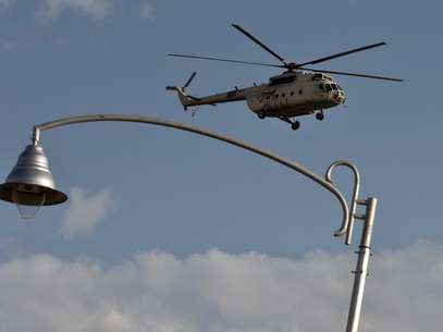 Helicóptero carregando Mursi se aproxima de corte no Egito Foto: AFP