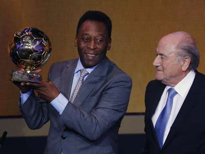 Pelé se emocionou com aplausos de pé da plateia em Zurique Foto: Reuters
