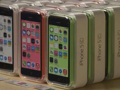 Celulares Apple iPhone 5c em uma loja da Apple na Fifth Avenue em Manhattan, Nova York Foto: Adrees Latif / Reuters