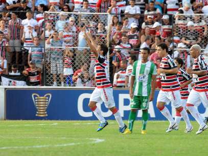 Nem bem começou o jogo, e o Santa Cruz já comemorou um dos gols Foto: Aldo Carneiro Costa / Gazeta Press