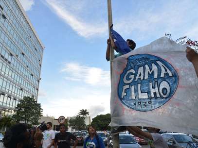 Estudantes da Univerisade Gama Filho hasteiam bandeira da instituição em frente ao Ministério da Educação (MEC), em Brasília Foto: Valter Campanato / Agência Brasil
