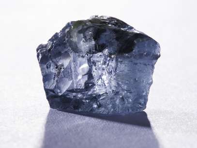 O diamante azul de 29,6 quilates encontrado pela empresa na mina da África do Sul Foto: Petra Diamonds / Divulgação