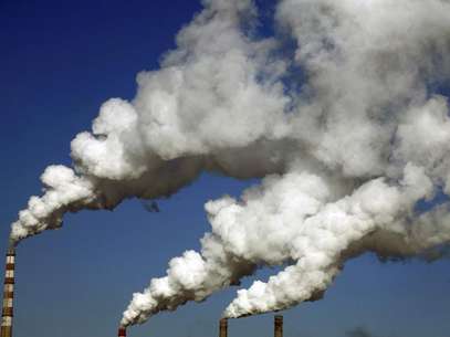 Chaminés liberam fumaça de um planta de aquecimento em Jilin, na China Foto: Stringer / Reuters