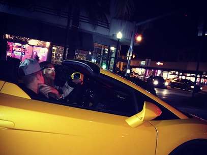 Em foto postada por um amigo, Justin Bieber aparece ao lado de modelo em carro que foi apreendido após racha Foto: Instagram / Reprodução