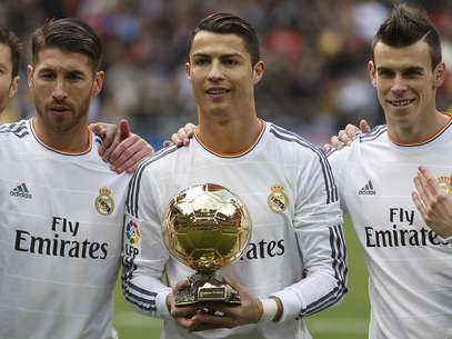 Cristiano Ronaldo levou a Bola de Ouro ao Santiago Bernabéu e não decepcionou a torcida Foto: AP