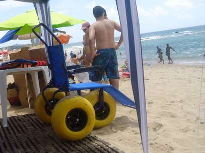 Cadeiras anfíbias facilitam o trajeto na areia e flutuam no mar Foto: Ana Carolina Araújo / Especial para Terra