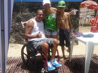 Luiz Augusto de Santana, 46 anos, ficou paraplégico aos 26 anos, e enste sábado tomou seu primeiro banho de mar em 20 anos Foto: Ana Carolina Araújo / Especial para Terra