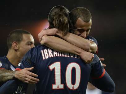 Lucas abraça Ibrahimovic; assistência em vitória do PSG Foto: AFP