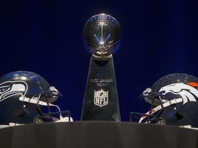 O troféu Vince Lombardi e os capacetes dos Seattle Seahawks e dos Denver Broncos em uma mesa antes da coletiva de imprensa com os técnicos antes do Super Bowl, em Nova York. Mais de 100 milhões de pessoas estarão com os olhos grudados em seus televisores no domingo, quando os dois times se enfrentarem no mais importante evento esportivo dos Estados Unidos, o Super Bowl. 31/01/2014 Foto: Carlo Allegri / Reuters