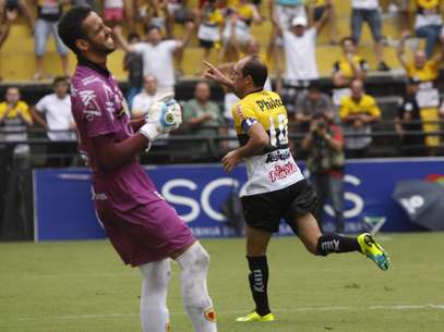 Paulo Baier voltou a ser decisivo para o Criciúma Foto: Fernando Carvalho/AGP / Gazeta Press